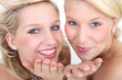 zwei junge Frauen am flirten