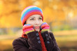 Foto: Beautiful young female with woolen cap and gloves in autumn Beautiful young female with woolen cap and gloves in autumn