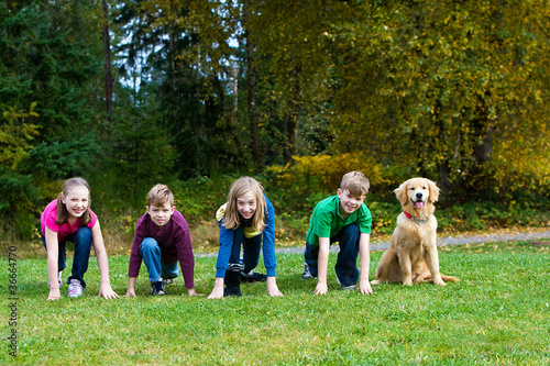 Foto: Group of kids getting ready to race Group of kids getting ready to race