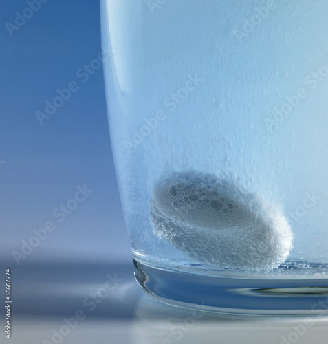 Foto: dissolving fizzy tablet closeup dissolving fizzy tablet closeup