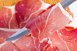 Loncha de jamón sobre el cuchillo