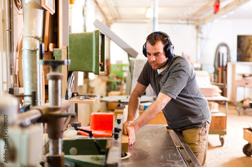Photo: Tischler an der Fräsmaschine Tischler an der Fräsmaschine