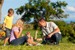 Familie macht einen Radausflug