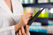 Inventur oder Bestellaufnahme in einer Apotheke