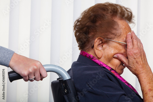 Foto: Krankenpflegerin und alte Frau im Rollstuhl Krankenpflegerin und alte Frau im Rollstuhl