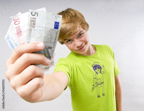 Foto: Jugendlicher hält Euroscheine in der Hand Jugendlicher hält Euroscheine in der Hand