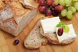 Krustenbrot mit Brie und Trauben