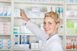 Foto: portrait apothekerin am regal portrait apothekerin am regal