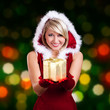 blonde Miss Santa überreicht Geschenk