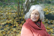 Ältere Frau in Park