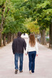 Pareja paseando por el parque
