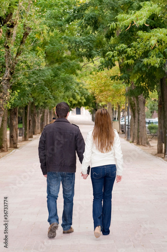 Foto: Pareja paseando por el parque Pareja paseando por el parque