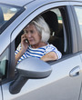 femme en voiture au téléphone