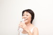 水を飲む女性