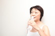 水を飲むシニア女性