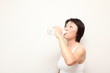 水を飲む女性