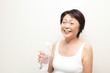 水を飲む女性