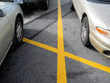 Parkplatz mit Markierungen zwischen Autos Parkplatz mit Markierungen zwischen Autos