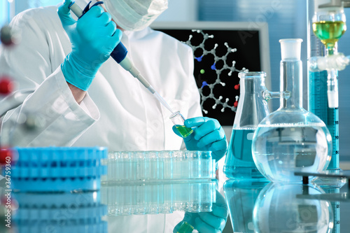 Foto: scientist working at the laboratory scientist working at the laboratory