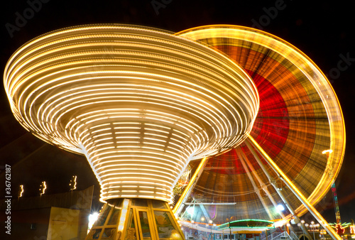 Foto: Ferris wheel and carousel, Karlsruhe, Germany Ferris wheel and carousel, Karlsruhe, Germany