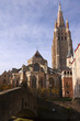 canal et eglise à bruges de jour