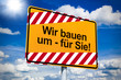 Ortseingangsschild mit Wir bauen um