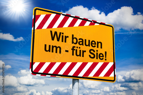 Foto: Ortseingangsschild mit Wir bauen um Ortseingangsschild mit Wir bauen um
