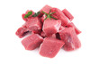 morceaux de boeuf crus pour fondue sur fond blanc