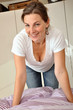 Junge Frau macht Bett