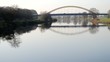 Brücke überquert Flußlandschaft