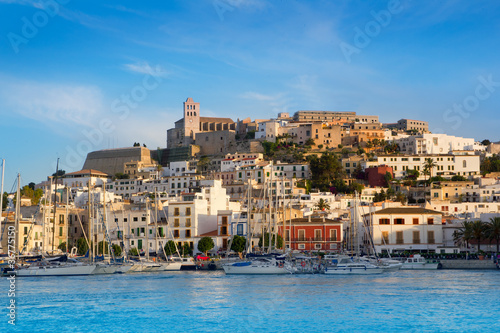 Foto: Ibiza Eivissa town with blue Mediterranean Ibiza Eivissa town with blue Mediterranean