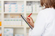 apothekerin mit clipboard