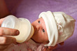 bambina che mangia dal biberon