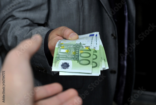 Photo: Hand nimmt Euro Geldscheine Hand nimmt Euro Geldscheine