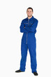 Foto: Smiling young mechanic in boiler suit with arms folded Smiling young mechanic in boiler suit with arms folded