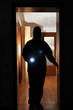 Einbrecher mit Taschenlampe