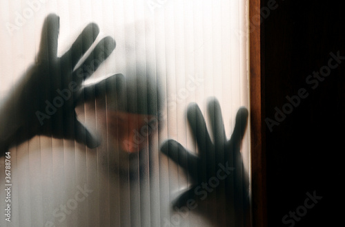 Foto: Einbrecher hinter Glasscheibe Einbrecher hinter Glasscheibe