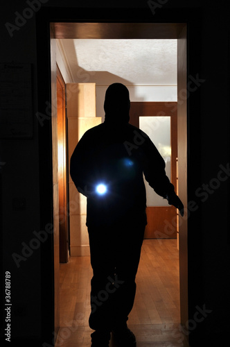 Foto: Einbrecher mit Taschenlampe Einbrecher mit Taschenlampe