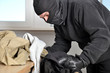 Einbrecher durchwühlt Schublade