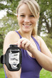 Junge Frau beim Joggen mit Smartphone