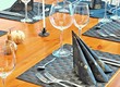 Detail - Gedeckter Tisch mit Gläsern und Bestecken
