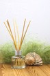 Duftstäbchen wellness mit grünem Gras auf Holz