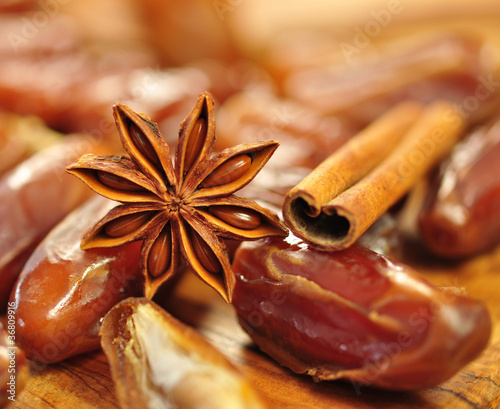 Photo: Sternanis mit Zimt und Datteln Sternanis mit Zimt und Datteln