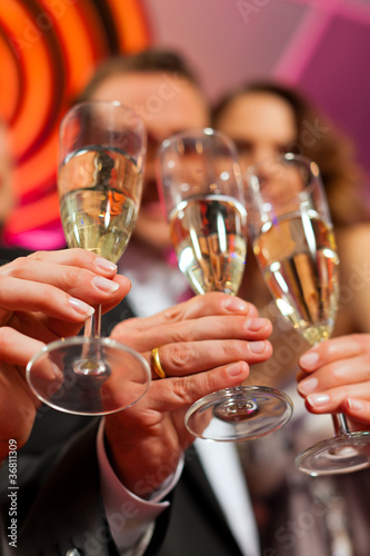 Foto: Leute mit Sekt in einer Bar Leute mit Sekt in einer Bar