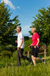 Glückliches älteres Paar beim Nordic Walking im Sommer