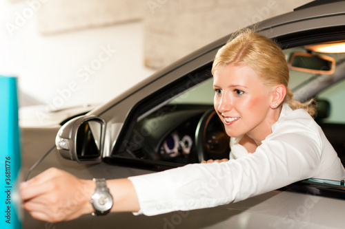 Photo: Frau fährt aus einer Garage Frau fährt aus einer Garage