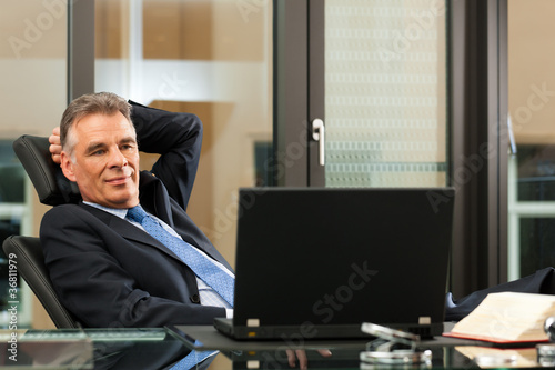Foto: Business - Chef denkt nach in seinem Büro Business - Chef denkt nach in seinem Büro