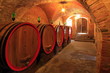Weinkeller, Eichenfässer, Rotwein, Gewölbekeller