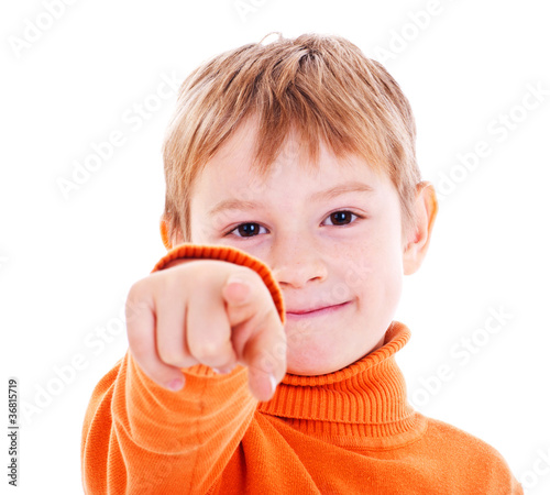 Foto: boy pointing with finger against a white background boy pointing with finger against a white background
