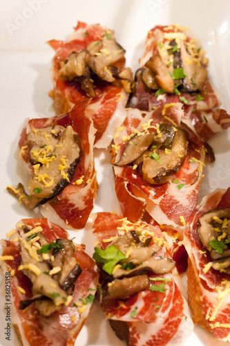 Photo: Dulce y salado. Pinchos de jamón serrano Dulce y salado. Pinchos de jamón serrano